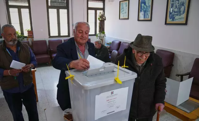 巴勒斯坦基督徒於2026年4月25日周六，在約旦河西岸伯利恆（Bethlehem）的一個投票站參與地方選舉投票。(美聯社圖片/Mahmoud Illean) AP圖片