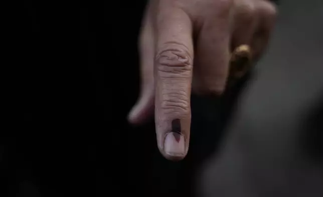 2026年4月25日周六，加沙中部迪爾巴拉赫，一名巴勒斯坦婦女在地方選舉投票後展示其已標記的手指。這是加沙二十年來首次地方選舉，亦是以色列—哈馬斯戰爭爆發以來，被佔領約旦河西岸首次地方選舉。(美聯社圖片/Abdel Kareem Hana) AP圖片