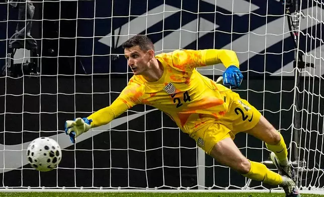 美國隊門將馬特費利斯（24號）未能撲出皮球，葡萄牙隊的法蘭斯高川卡奧在2026年3月31日周二於阿特蘭大舉行的國際足球友誼賽上半場射入一球。(美聯社圖片/Mike Stewart) AP圖片