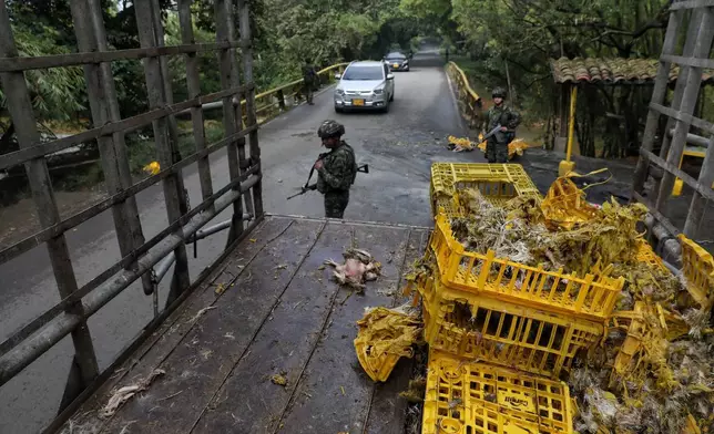 士兵站在一輛運載雞隻的貨車旁，該貨車於2026年4月27日周一在哥倫比亞哈蒙迪（Jamundi）被前FARC叛軍的異見派系縱火焚燒。(美聯社圖片/Santiago Saldarriaga) AP圖片