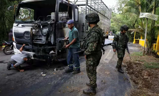 士兵站在一輛運載雞隻的貨車旁，該貨車於2026年4月27日周一在哥倫比亞哈蒙迪（Jamundi）被前FARC叛軍的異見派系縱火焚燒。(美聯社圖片/Santiago Saldarriaga) AP圖片