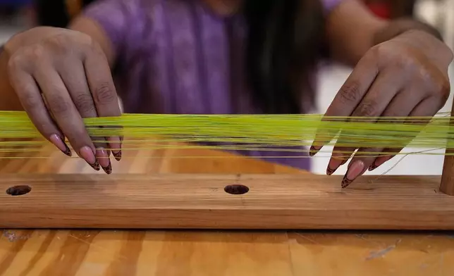 2026年4月14日周二，在墨西哥城，穆謝（Muxe）藝術家薩內里梅里諾（Xaneri Merino）為性小眾（LGBTQ+）人士舉辦腰帶織機工作坊。(美聯社圖片/馬可·烏加特) AP圖片