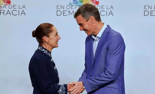 西班牙首相佩德羅·桑切斯（右）在西班牙巴塞隆拿舉行的捍衛民主會議上，迎接墨西哥總統薛恩鮑姆。攝於2026年4月18日，周六。(美聯社圖片/Joan Monfort) AP圖片