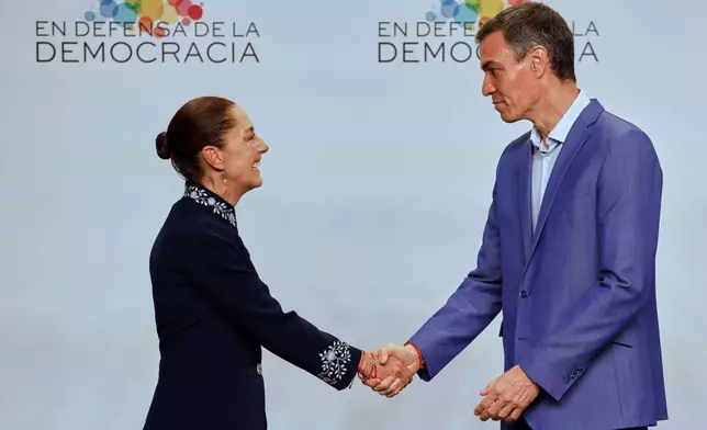 西班牙首相佩德羅·桑切斯（右）在西班牙巴塞隆拿舉行的捍衛民主會議上，迎接墨西哥總統薛恩鮑姆。攝於2026年4月18日，周六。(美聯社圖片/Joan Monfort) AP圖片