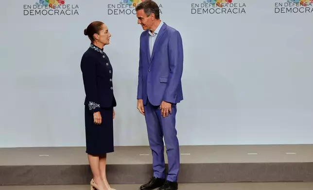 西班牙首相佩德羅·桑切斯（右）在西班牙巴塞隆拿舉行的捍衛民主會議上，與墨西哥總統薛恩鮑姆交談。攝於2026年4月18日，周六。(美聯社圖片/Joan Monfort) AP圖片