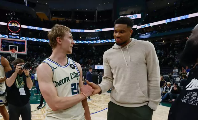 密爾沃基公鹿前鋒字母哥（右）在周五（2026年4月10日）於密爾沃基舉行的NBA籃球賽事中，祝賀公鹿後衛AJ格連（20號）。(美聯社圖片/Jeffrey Phelps) AP圖片