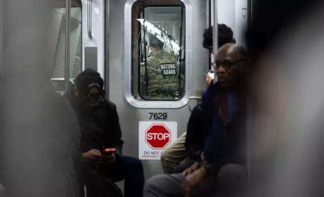 3月23日，一名國民警衛軍成員在華盛頓乘坐地鐵。資料圖片