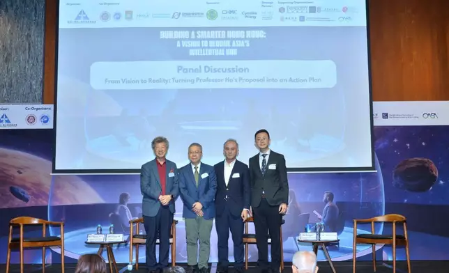 湯家驊、何子山、李嘉樂及馮英倫展開圓桌討論