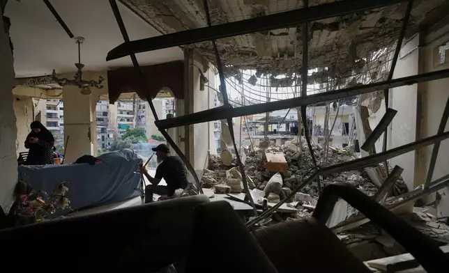 法迪阿爾澤因（Fadi Al Zein）在黎巴嫩貝魯特南部郊區的嚴重受損家中抽水煙。他在其村莊希亞姆（Khiam）和達希耶（Dahiyeh）的兩處住所均在以色列襲擊中被毀。攝於2026年4月25日周六。(美聯社圖片/Hassan Ammar) AP圖片