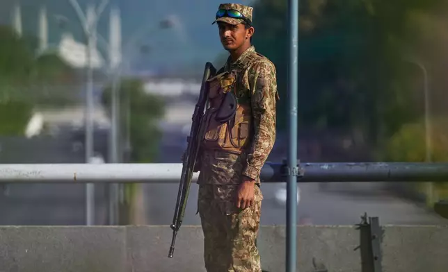 一名士兵在巴基斯坦伊斯蘭堡的一座天橋上站崗，以確保美伊談判的安全。攝於2026年4月25日周六。(美聯社圖片/Anjum Naveed) AP圖片