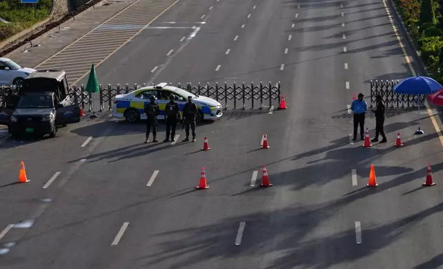 準軍事士兵和警員在巴基斯坦伊斯蘭堡一條為美伊談判而設置路障的道路檢查站站崗。攝於2026年4月25日周六。(美聯社圖片/Anjum Naveed) AP圖片