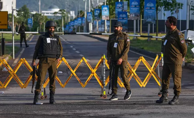 警員在巴基斯坦伊斯蘭堡塞雷娜酒店（Serena Hotel）附近的一個檢查站站崗，該酒店可能是美伊談判的舉行地點。攝於2026年4月25日周六。(美聯社圖片/Anjum Naveed) AP圖片