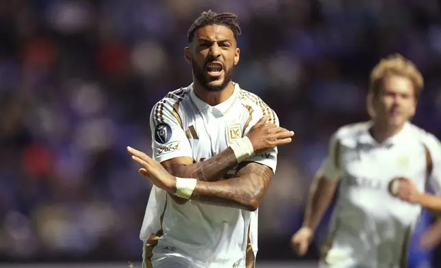 2026年4月14日周二，在墨西哥普埃布拉舉行的中北美聯賽冠軍盃半準決賽次回合足球賽中，美國洛杉磯FC的丹尼斯邦安加慶祝射入球隊首個十二碼入球，攻破墨西哥克魯斯阿蘇爾的大門。（美聯社圖片/Eduardo Verdugo） AP圖片