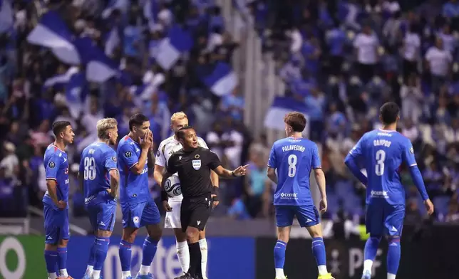 球證伊萬巴頓（Ivan Barton）在墨西哥普埃布拉舉行的中北美洲及加勒比海聯賽冠軍盃半準決賽次回合，墨西哥克魯斯阿蘇爾對美國洛杉磯FC的足球賽事中，因觀眾歧視性口號而暫停比賽。攝於2026年4月14日周二。(美聯社圖片/Eduardo Verdugo) AP圖片