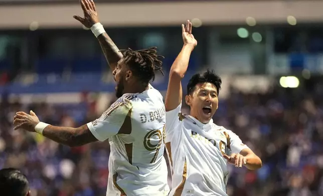 2026年4月14日周二，在墨西哥普埃布拉舉行的中北美聯賽冠軍盃半準決賽次回合足球賽中，美國洛杉磯FC的丹尼斯邦安加射入球隊首個入球後，右方的孫興慜向他祝賀。（美聯社圖片/Eduardo Verdugo） AP圖片