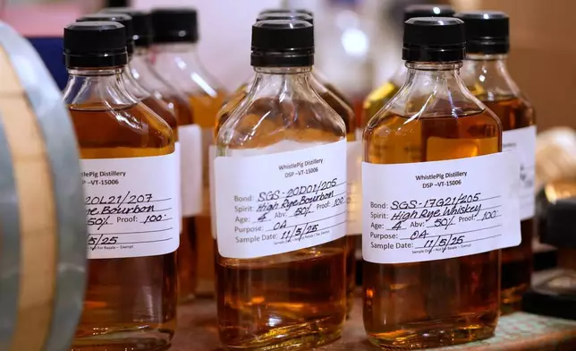 惠斯爾皮格（WhistlePig）釀酒廠的調配實驗室內，於2026年4月6日周一在佛蒙特州肖勒姆（Shoreham, Vermont）可見威士忌樣本。（美聯社圖片/Robert F. Bukaty） AP圖片