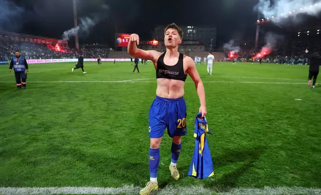 波斯尼亞和黑塞哥維那球員艾斯米爾巴伊拉克塔雷維奇（Esmir Bajraktarevic）在2026年3月31日周二，波斯尼亞澤尼察舉行的世界盃外圍賽附加賽決賽中，互射十二碼獲勝後慶祝。 (美聯社圖片/Armin Durgut) AP圖片