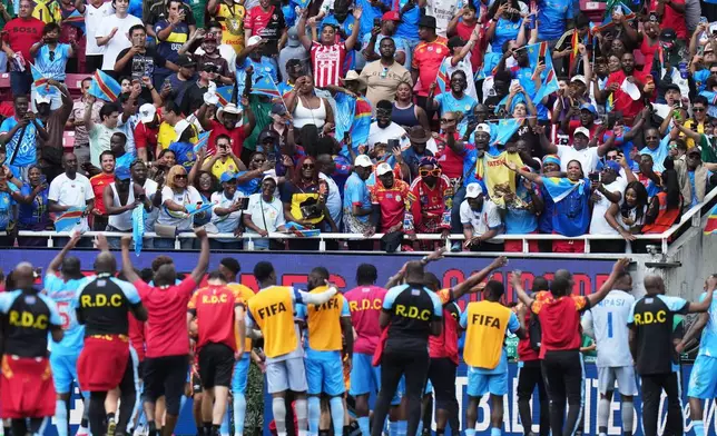 剛果球員與球迷在2026年3月31日周二，墨西哥瓜達拉哈拉舉行的世界盃附加賽決賽中，慶祝擊敗牙買加。 (美聯社圖片/Eduardo Verdugo) AP圖片