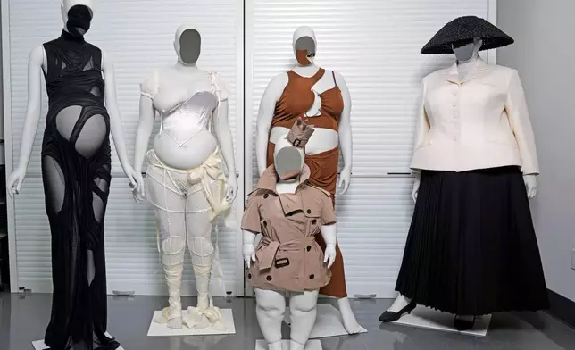 2026年4月14日周二，紐約，大都會藝術博物館慈善晚宴「服裝藝術」展覽準備期間，模特兒公仔的圖片。(美聯社圖片/Charles Sykes) AP圖片