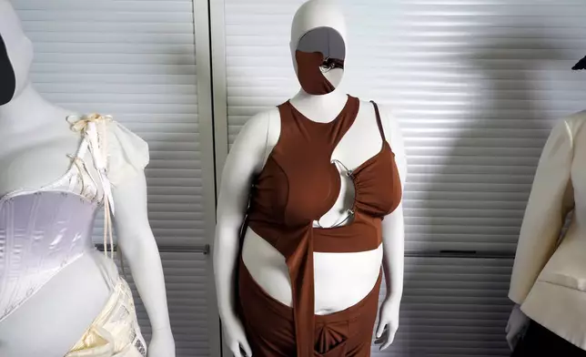 2026年4月14日周二，紐約，大都會藝術博物館慈善晚宴「服裝藝術」展覽準備期間，模特兒公仔的圖片。(美聯社圖片/Charles Sykes) AP圖片