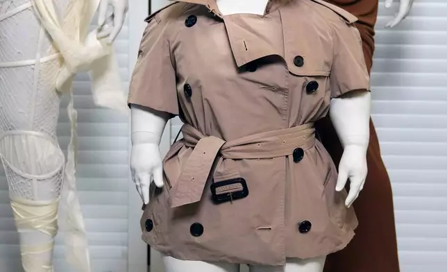 2026年4月14日周二，紐約，大都會藝術博物館慈善晚宴「服裝藝術」展覽準備期間，一個模特兒公仔的圖片。(美聯社圖片/Charles Sykes) AP圖片
