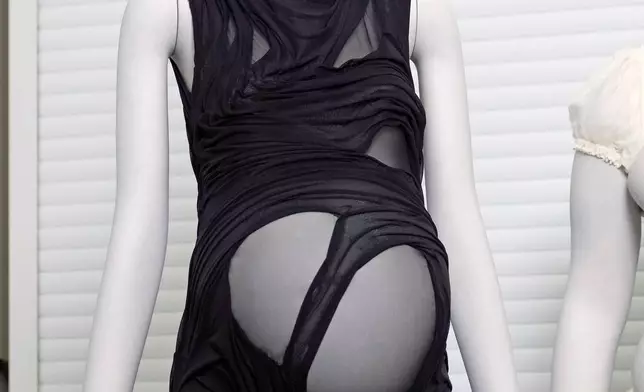 2026年4月14日周二，紐約，大都會藝術博物館慈善晚宴「服裝藝術」展覽準備期間，一個模特兒公仔的圖片。(美聯社圖片/Charles Sykes) AP圖片