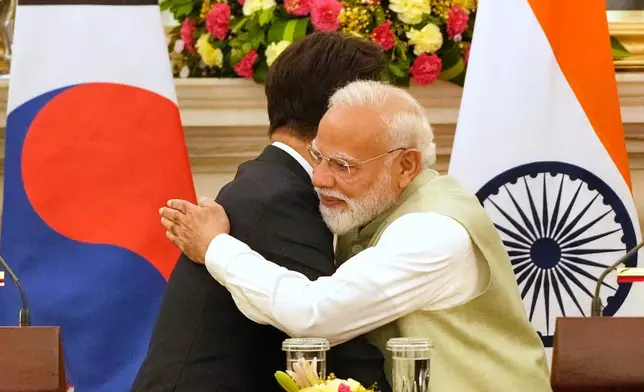 印度總理莫迪與南韓總統李在明（左），2026年4月20日周一在印度新德里簽署兩國諒解備忘錄及協議後擁抱。(美聯社圖片/馬尼殊·斯瓦魯普) AP圖片
