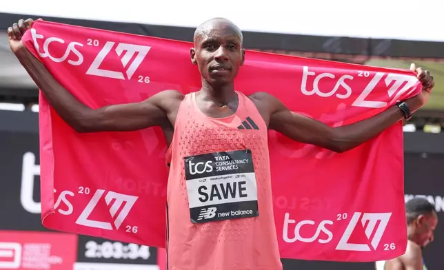 肯尼亞的薩維 (Sebastian Sawe) 在4月26日倫敦馬拉松男子組賽事中奪冠後慶祝。(美聯社圖片/Ian Walton) AP圖片