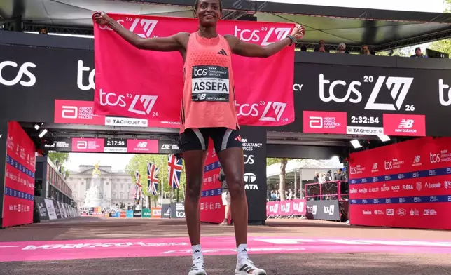 埃塞俄比亞的艾絲花 (Tigst Assefa)（中）、肯尼亞的奧比里 (Hellen Obiri)（右）及肯尼亞的傑普科斯蓋 (Joyceline Jepkosgei) 在4月26日倫敦馬拉松女子組賽事後慶祝。(美聯社圖片/Ian Walton) AP圖片