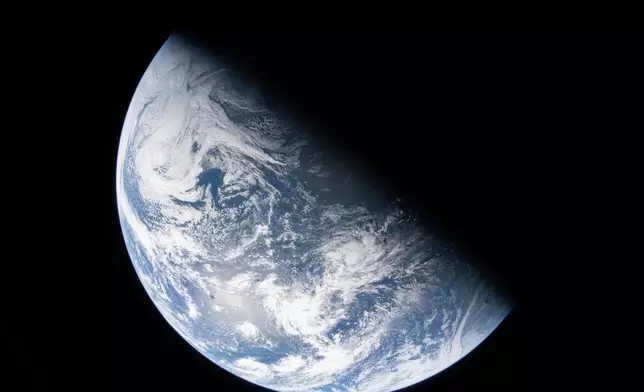 4月2日，美國太空總署提供的影片截圖顯示，美國太空總署太空人兼「阿提米絲2號」任務指揮官懷斯曼，在完成地月轉移軌道點火後，從「獵戶座太空艙」其中一個舷窗拍攝的地球景象。 AP圖片