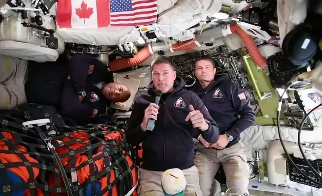 加拿大太空總署提供的圖片顯示，雅典娜二號（Artemis II）加拿大籍太空人傑里米·漢森（Jeremy Hansen）於2026年4月4日周六，從獵戶座太空艙（Orion spacecraft）與加拿大媒體進行直播連線，左為太空人維克多·格洛弗（Victor Glover），右為里德·懷斯曼（Reid Wiseman）。(加拿大太空總署圖片/美聯社) AP圖片