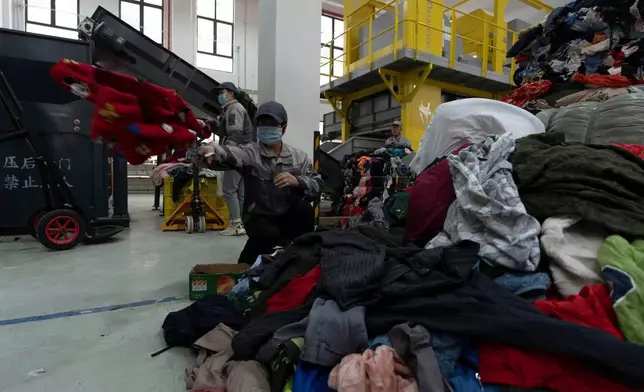 一名工人在中國東部江蘇省張家港一間紡織品分揀設施內工作。該設施採用弓葉科技（DataBeyond）的Fastsort-Textile（快速分類紡織）AI分揀機。攝於2026年3月20日。(美聯社圖片/Ng Han Guan) AP圖片