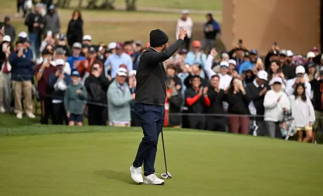 2026年4月5日周日，J.J.史邦在聖安東尼奧瓦萊羅德州公開賽高爾夫球賽第四輪後，在第18洞向球迷揮手。（美聯社圖片/Darren Abate） AP圖片