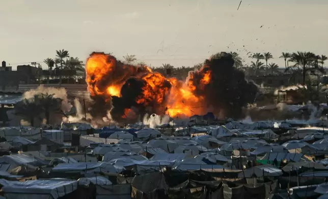 資料圖片 - 2026年3月25日，以色列軍方襲擊加沙地帶中部代爾巴拉赫一個帳篷營地旁的目標，現場濃煙與火焰升起。(美聯社圖片/Abdel Kareem Hana 資料圖片) AP圖片
