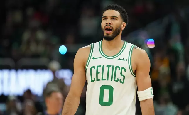周五（2026年4月3日），波士頓塞爾特人球員積遜達頓（Jayson Tatum）在密爾沃基對陣密爾沃基公鹿的NBA籃球賽前觀看。 (美聯社圖片/Aaron Gash) AP圖片
