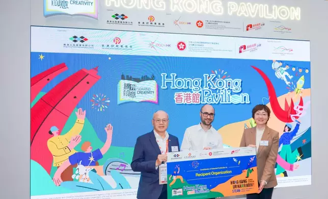 「騰飛創意」項目在博洛尼亞兒童書展結束後，會將「香港館」內的一批優秀香港書籍，捐贈給錫耶納外國人大學（University for Foreigners of Siena）及博洛尼亞大學孔子學院。開幕酒會舉行了書籍捐贈儀式，2026 博洛尼亞兒童書展「香港館」主席任德聰先生（左）、代表兩院校的施安德博士（中），及程鑫女士（右）參與。