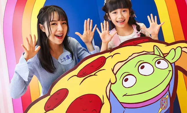 星際彩虹背景牆與三眼仔萌樣