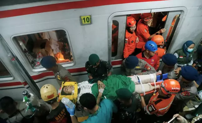 周二（2026年4月28日），印尼勿加泗，一名乘客在火車相撞事故後獲救。(美聯社圖片) AP圖片