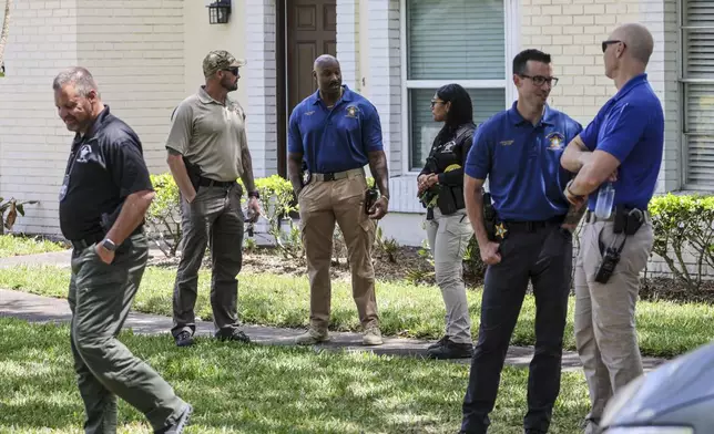 希爾斯堡縣警長辦公室的偵探及警員，於2026年4月24日周五，在佛羅里達州坦帕市的湖林區（Lake Forest subdivision）內參與調查。當局表示，一名男子因涉嫌與兩名失蹤的南佛羅里達大學研究生有關，在將自己反鎖屋內後被捕。(美聯社圖片/Douglas R. Clifford/Tampa Bay Times) AP圖片