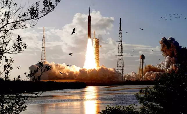 美國太空總署阿提米絲2號（Artemis II）月球火箭於2026年4月1日周三，從佛羅里達州卡納維拉爾角（Cape Canaveral, Fla.）甘迺迪太空中心（Kennedy Space Center）39-B發射台升空。(美聯社圖片/Chris O'Meara) AP圖片