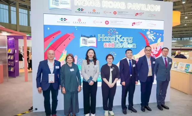 主禮嘉賓在「香港館」舉行開幕儀式。