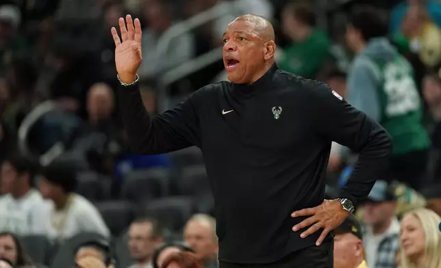 2026年4月3日周五，密爾沃基公鹿（Milwaukee Bucks）主帥歷華士（Doc Rivers）在密爾沃基一場NBA籃球賽的下半場，對陣波士頓塞爾特人（Boston Celtics）時作出手勢。(美聯社圖片/Aaron Gash) AP圖片