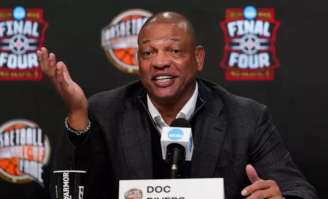2026年4月4日周六，奈史密斯籃球名人堂（Naismith Memorial Hall of Fame）2026屆入選者歷華士（Doc Rivers）在印第安納波利斯舉行的NCAA大學籃球錦標賽四強賽新聞發布會上發言。(美聯社圖片/Michael Conroy) AP圖片