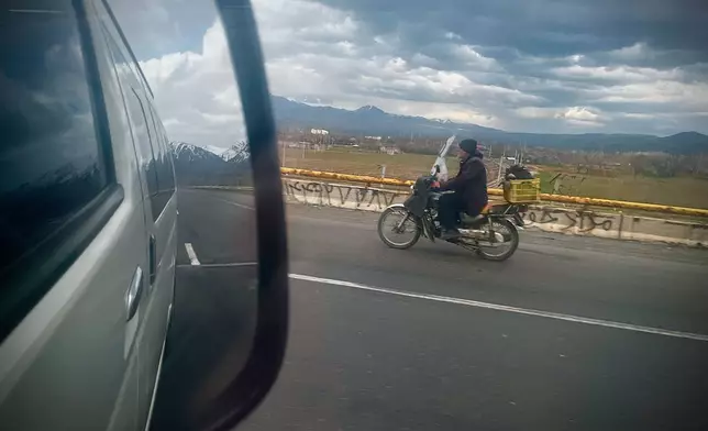 伊朗馬蘭德（Marand）附近，一名男子駕駛電單車沿32號公路行駛。2026年4月9日周四。（美聯社圖片/Francisco Seco） AP圖片