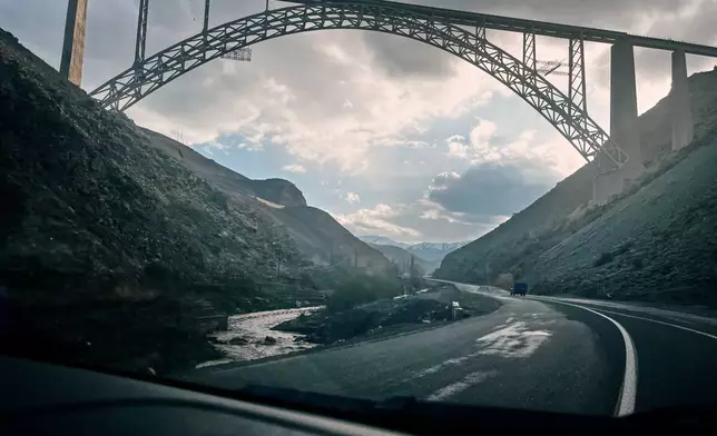 伊朗拉齊（Razi）附近的霍伊橋（Khoy Bridge）下，32號公路延伸至土耳其邊境。2026年4月9日周四。（美聯社圖片/Francisco Seco） AP圖片