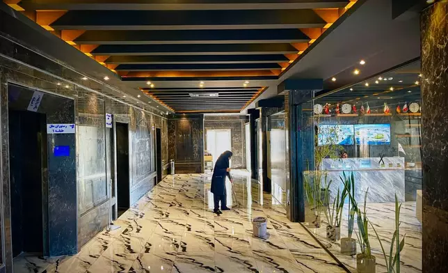 伊朗戈勒沙赫爾（Golshahr）附近2號公路旁的一間路邊酒店內，一名女子正在清潔地板。2026年4月9日周四。（美聯社圖片/Francisco Seco） AP圖片