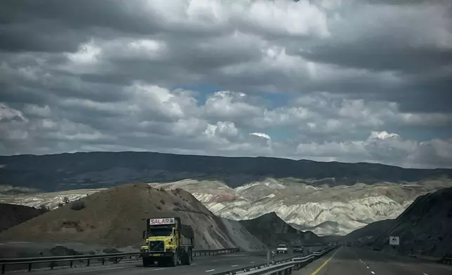 伊朗贊詹（Zanjan）與大不里士（Tabriz）之間的2號公路上，車輛正在行駛。2026年4月9日周四。（美聯社圖片/Francisco Seco） AP圖片