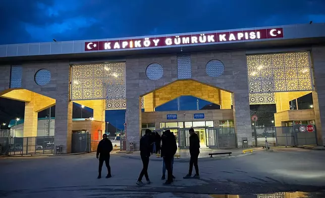 土耳其卡皮科伊（Kapikoy）邊境檢查站，人們等候從伊朗入境的旅客。2026年4月9日周四。（美聯社圖片/Francisco Seco） AP圖片