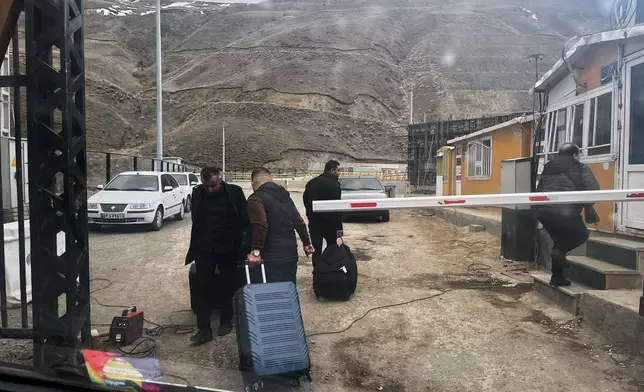 土耳其卡皮科伊（Kapikoy）邊境檢查站，從伊朗入境的旅客攜帶行李。2026年4月9日周四。（美聯社圖片/Francisco Seco） AP圖片