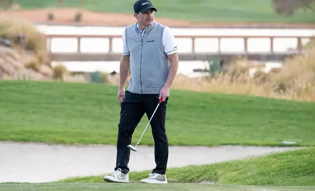 資料圖片：2025年2月5日，沙特阿拉伯利雅得高爾夫俱樂部（Riyadh Golf Club），LIV Golf 賽事開始前的職業業餘配對賽期間，LIV Golf 行政總裁奧尼爾（Scott O'Neil）在球場上。 (美聯社圖片/Charles Laberge/LIV Golf) AP圖片